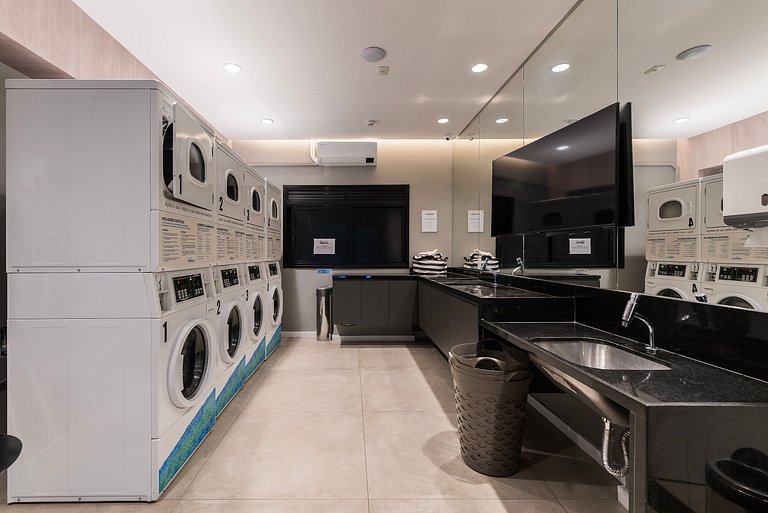 Estúdio Moderno com Piscina em Moema