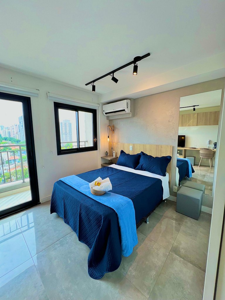 Estúdio Moderno com Piscina em Moema